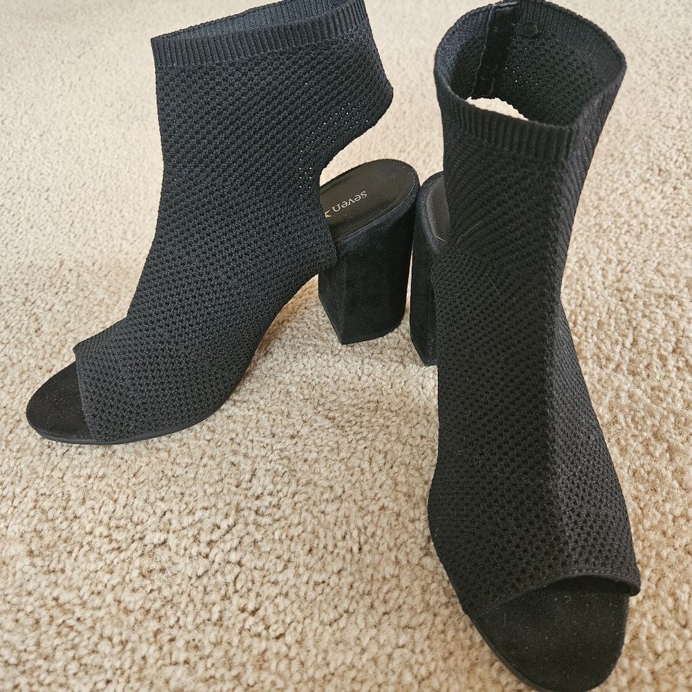 Soft, breathable shows, size 7.